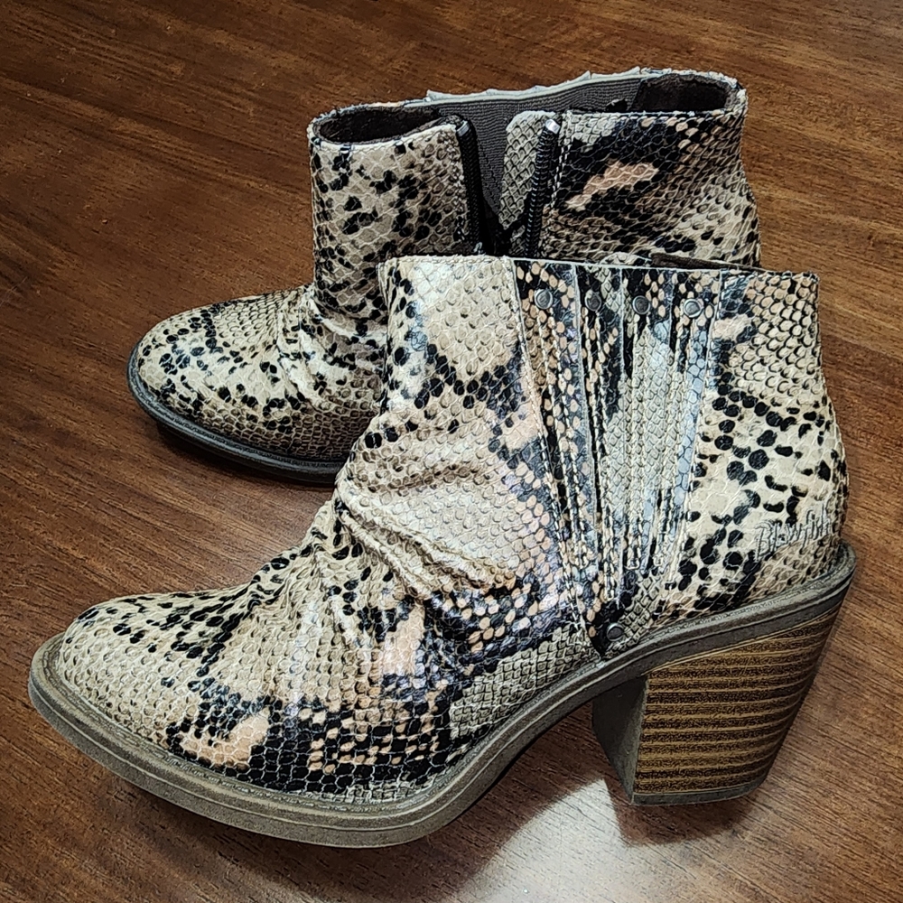 Vegan - Snake skin boots